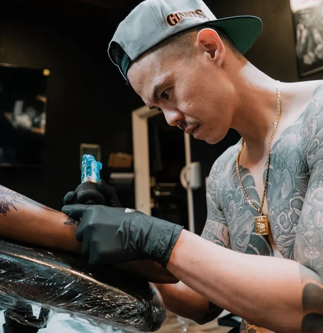 BillydaKid working during a tattoo session